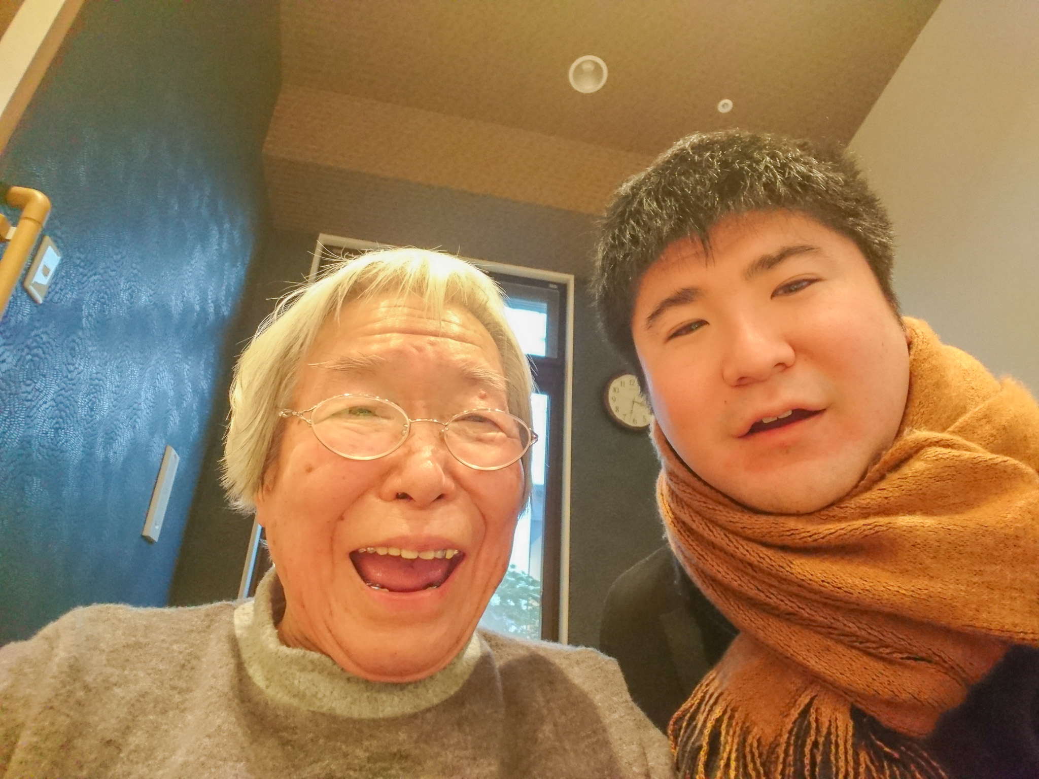 ばあちゃんと孫のツーショット