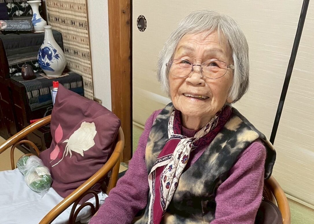 スカーフを巻いた、笑顔が優しいおばあちゃん