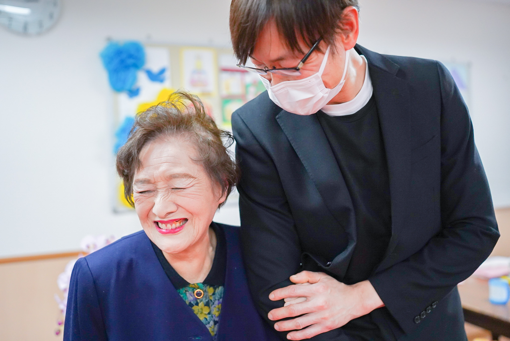 ファッションショーを楽しむおばあちゃん
