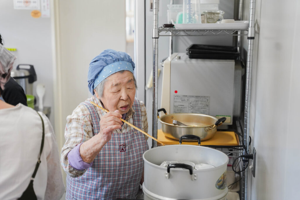 大鍋で料理をするおばあちゃん