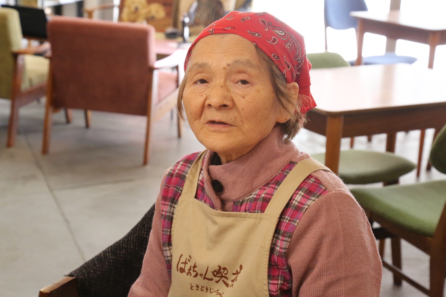 見つめるばあちゃん