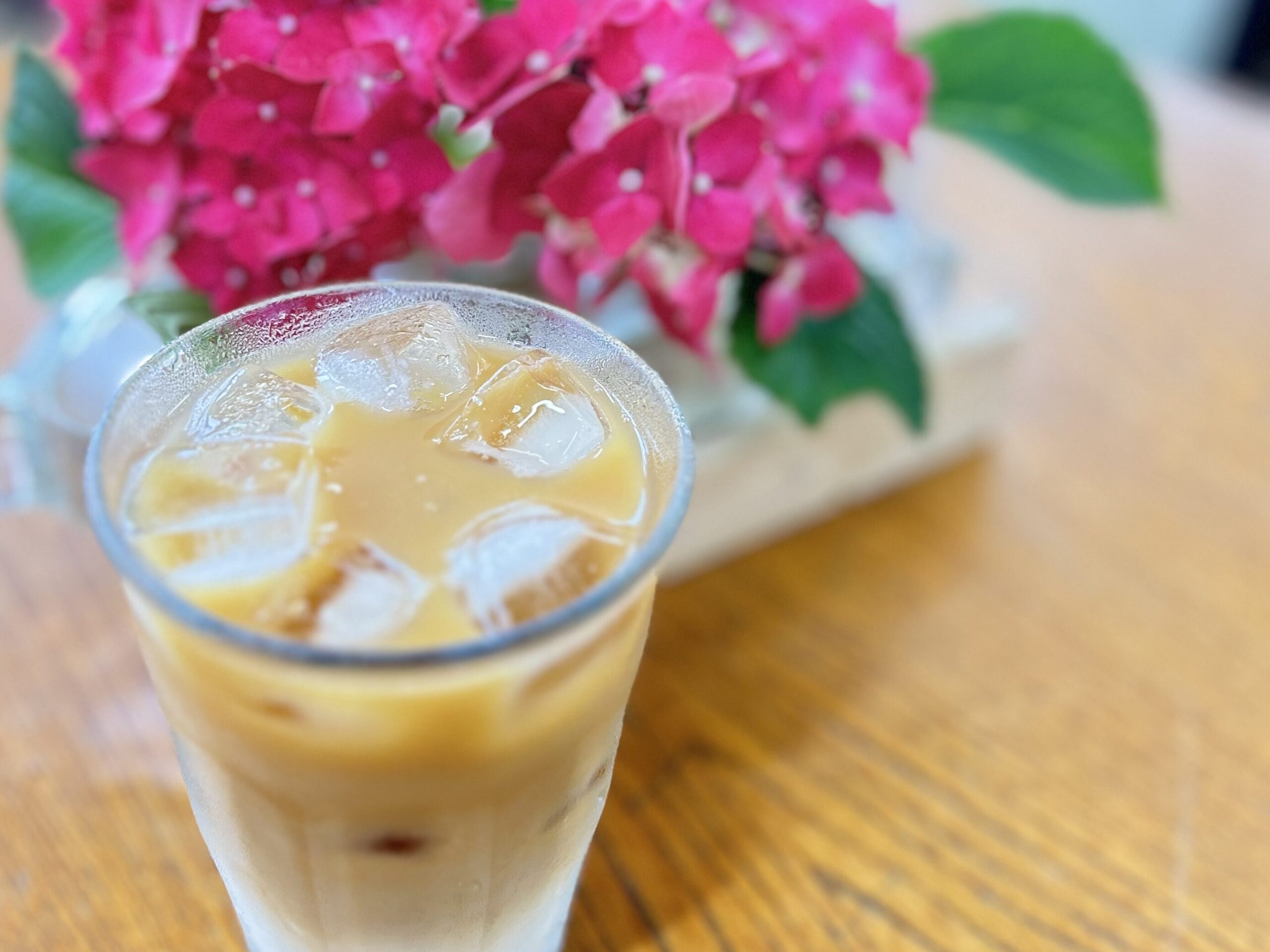 明るい部屋でコーヒーを注ぐおじいさん。コーヒーを嗜むおじいさん。 冷たいカフェオレ