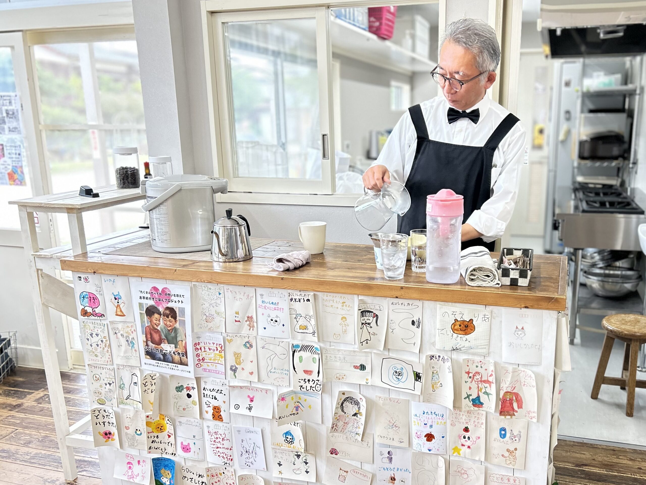 明るい部屋でコーヒーを注ぐおじいさん。コーヒーを嗜むおじいさん。 明るい部屋でコーヒーを注ぐおじいさん。コーヒーを嗜むおじいさん。