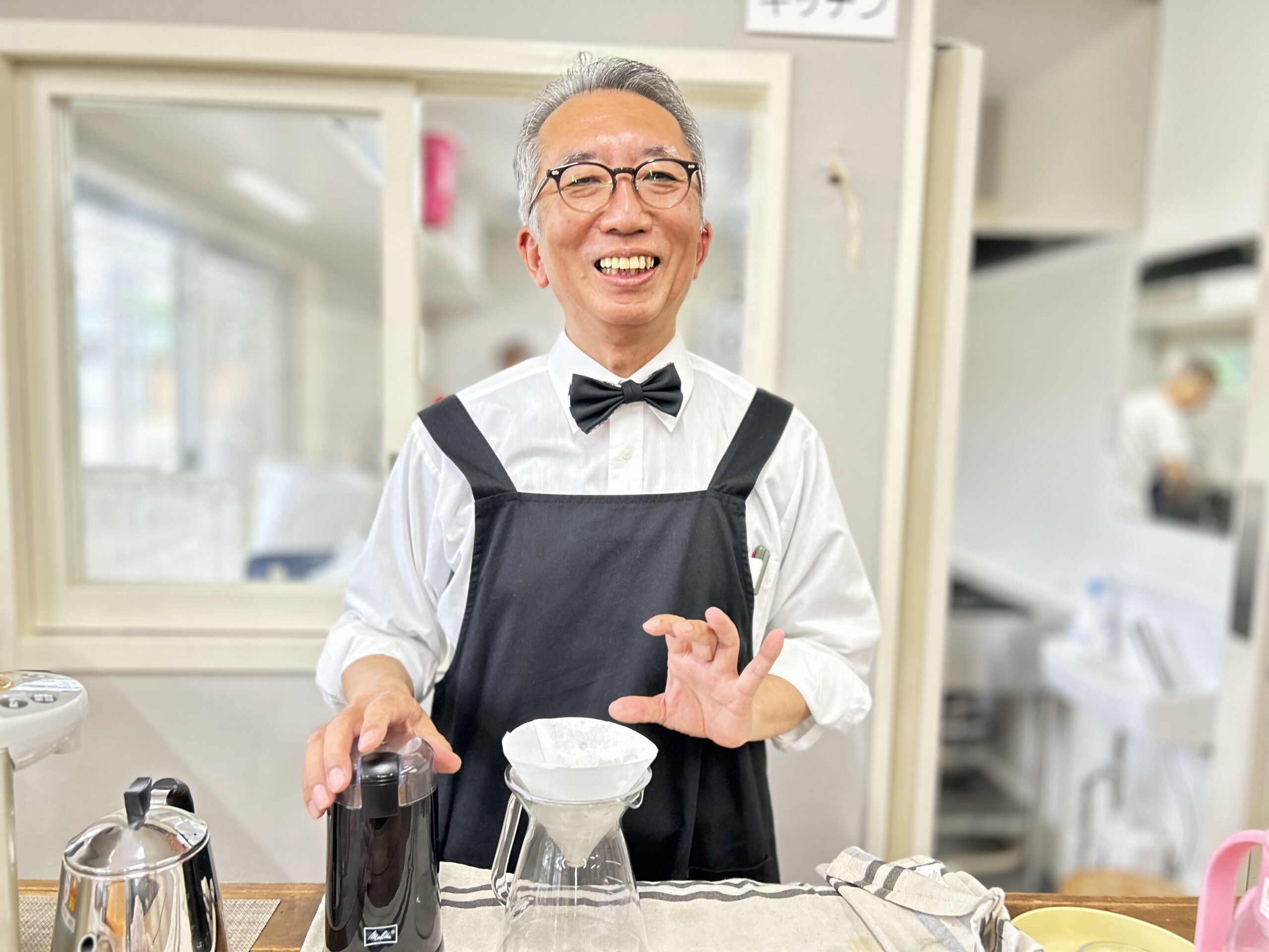 明るい部屋でコーヒーを注ぐおじいさん。コーヒーを嗜むおじいさん。 明るい部屋でコーヒーを注ぐおじいさん。コーヒーを嗜むおじいさん。