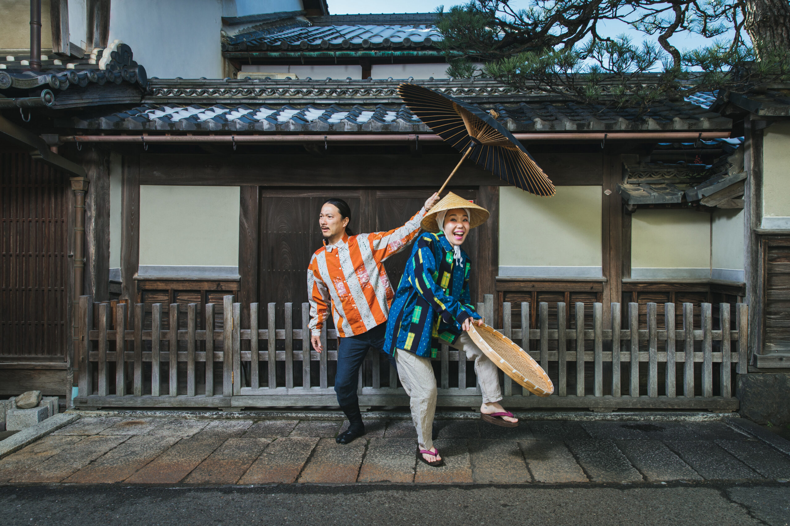 番傘と竹ざるを持つ2人