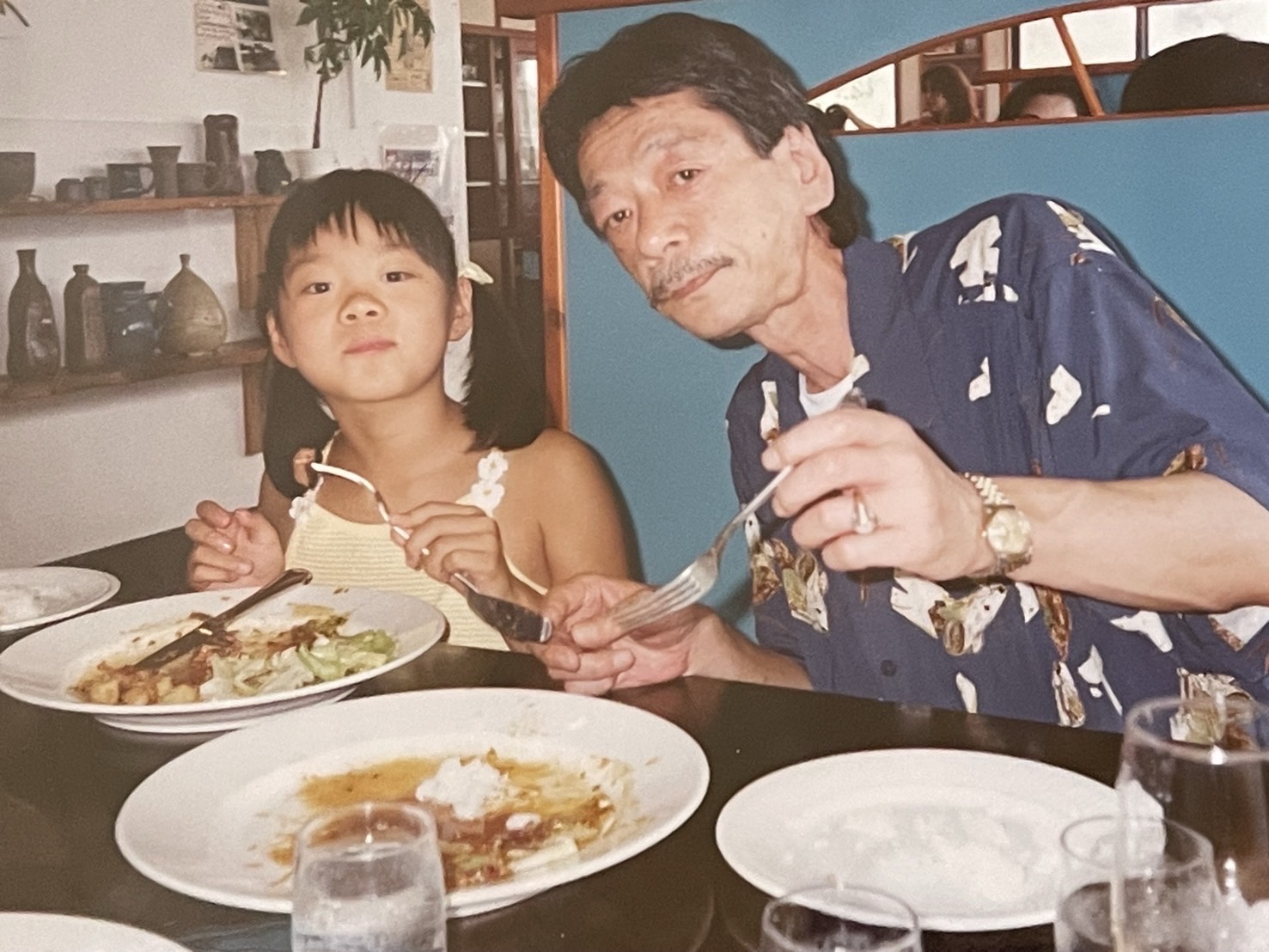 父とご飯を食べる娘