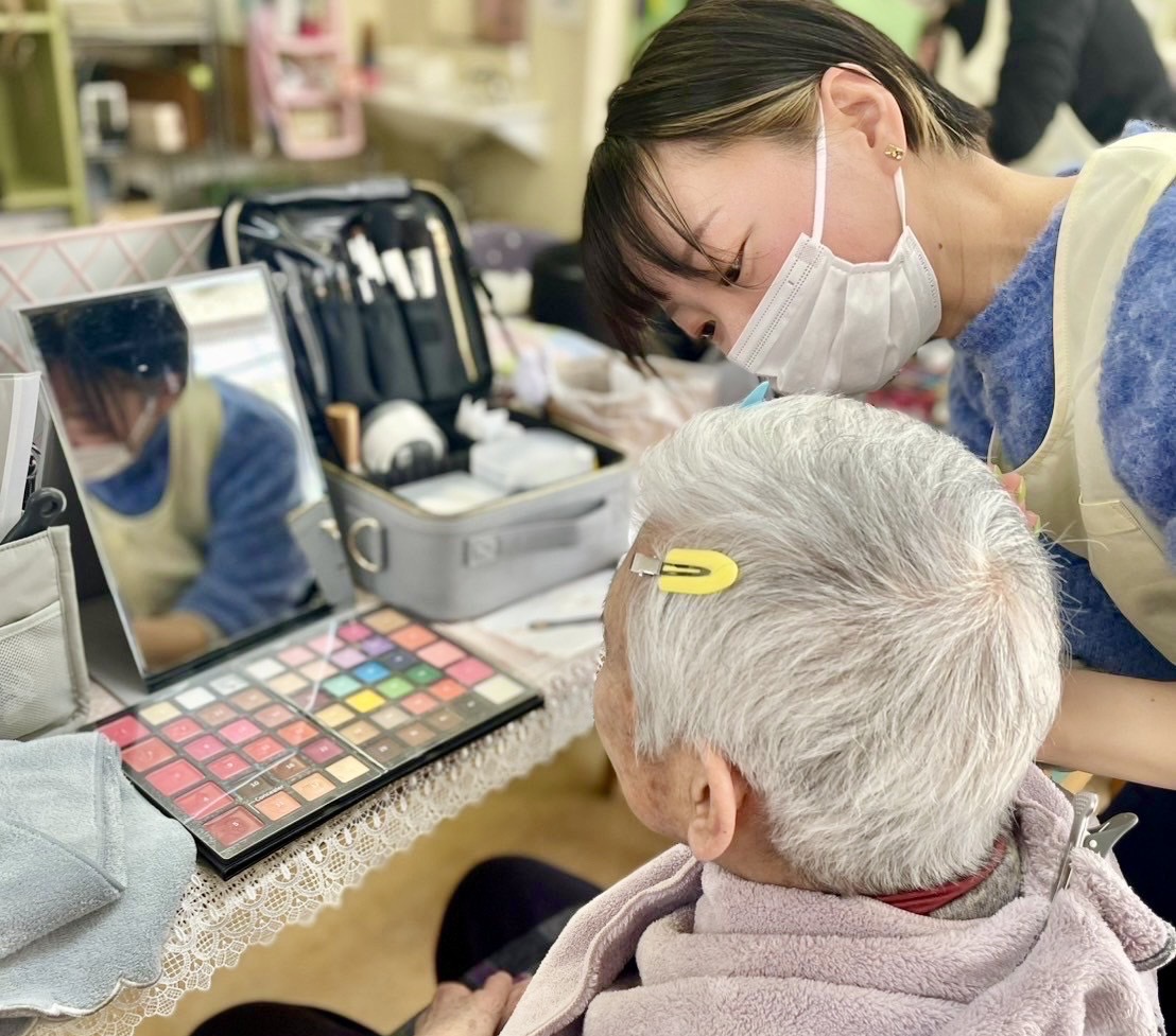 おばあちゃんにメイクを行っている様子