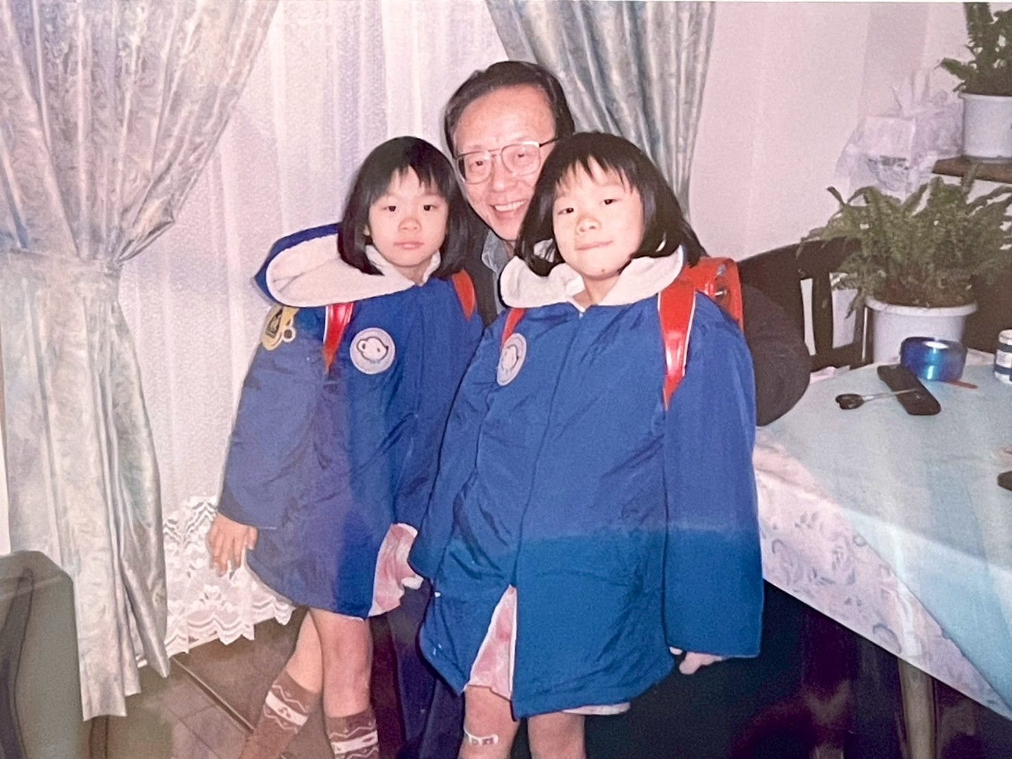お揃いの服を着た姉妹と祖父