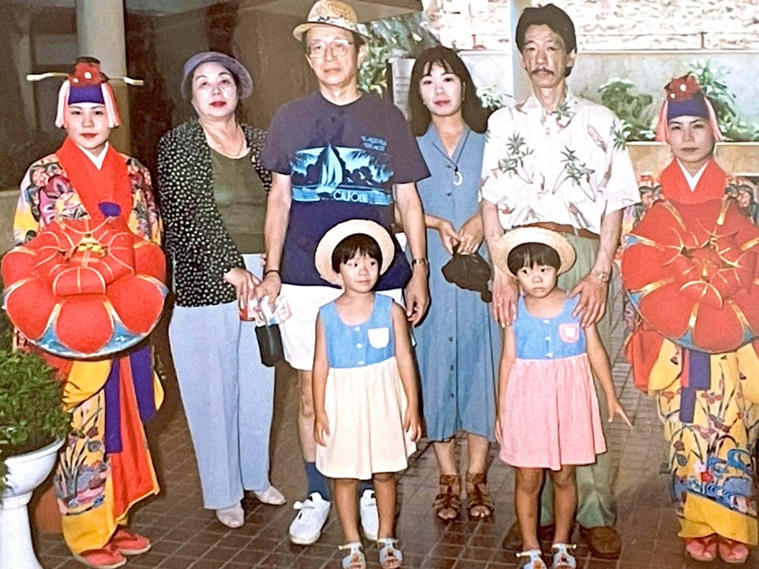 観光地での家族の集合写真