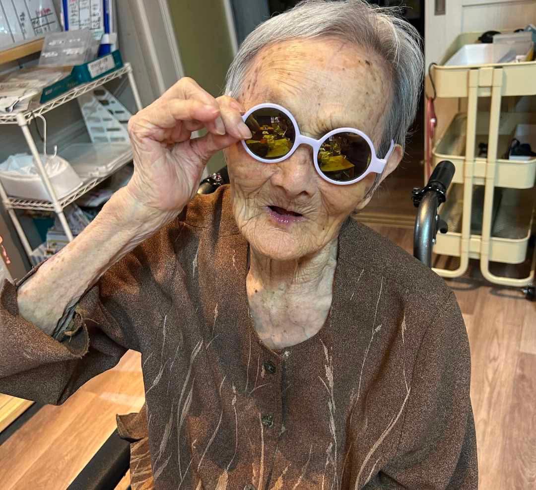 サングラスでおしゃれを楽しむフサ子ばあちゃん