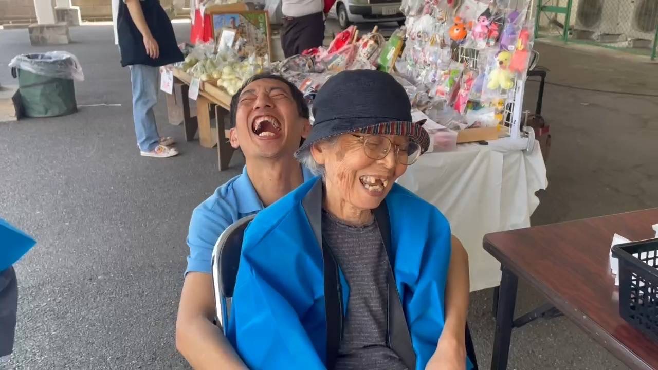 マルシェで笑顔いっぱいのシニアと介護スタッフ