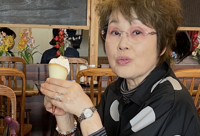 アイスクリームを持つおばあちゃん