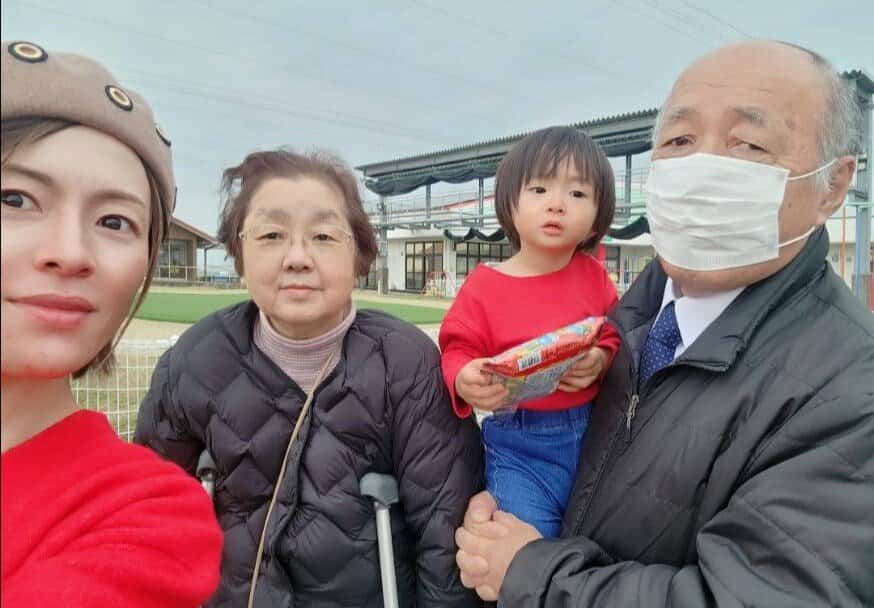 おじいちゃんおばあちゃん、お母さん、孫の仲睦まじい写真