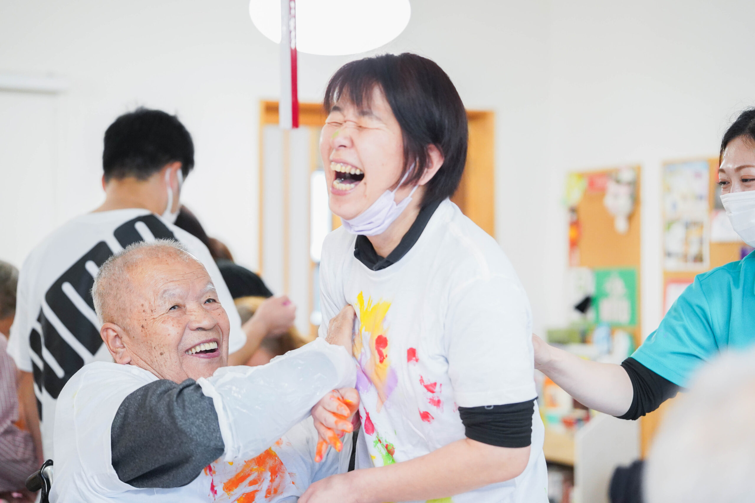 絵の具で笑顔が溢れるおじいちゃんとスタッフの楽しい時間