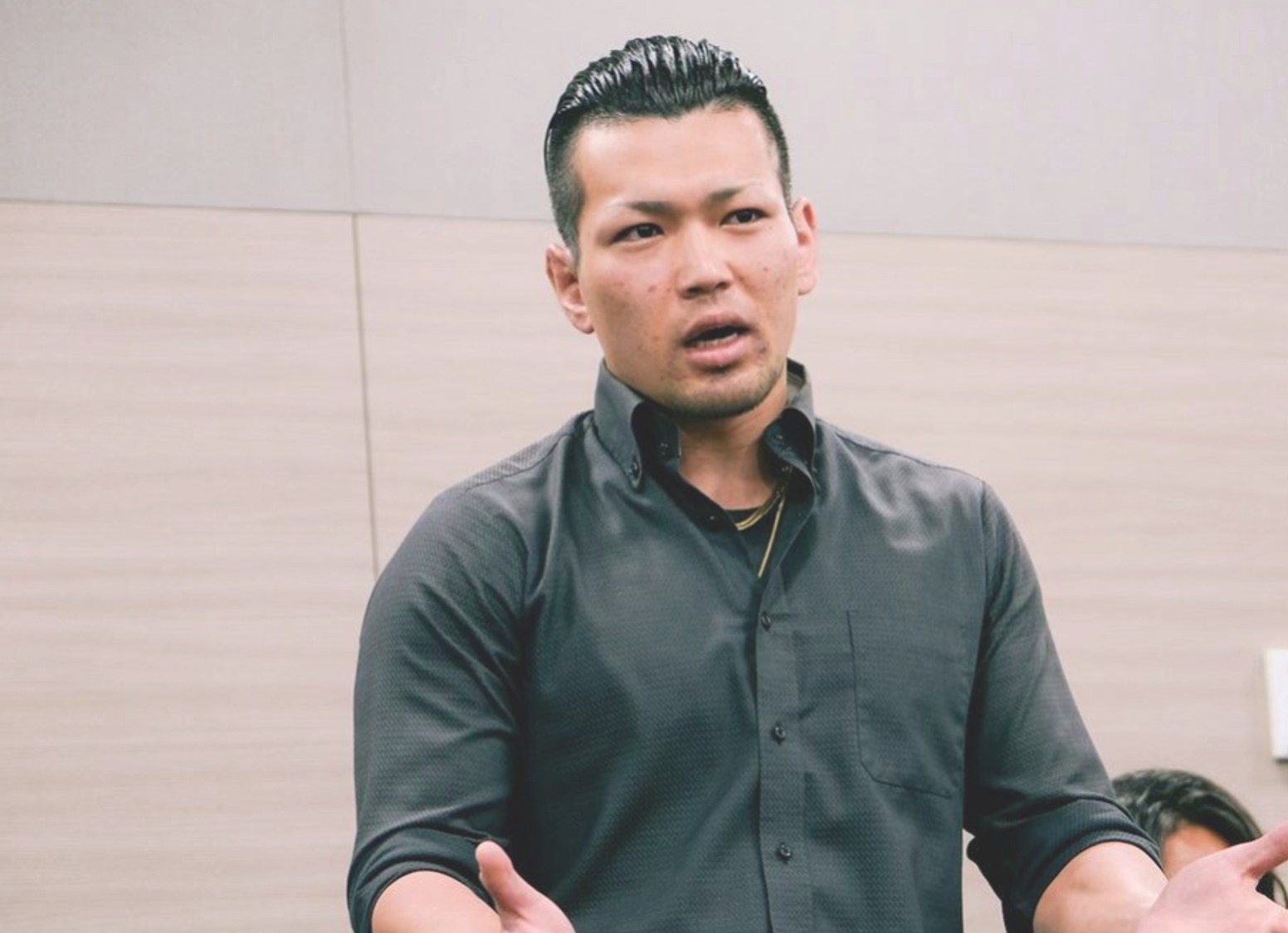 熱い思いを語る男性