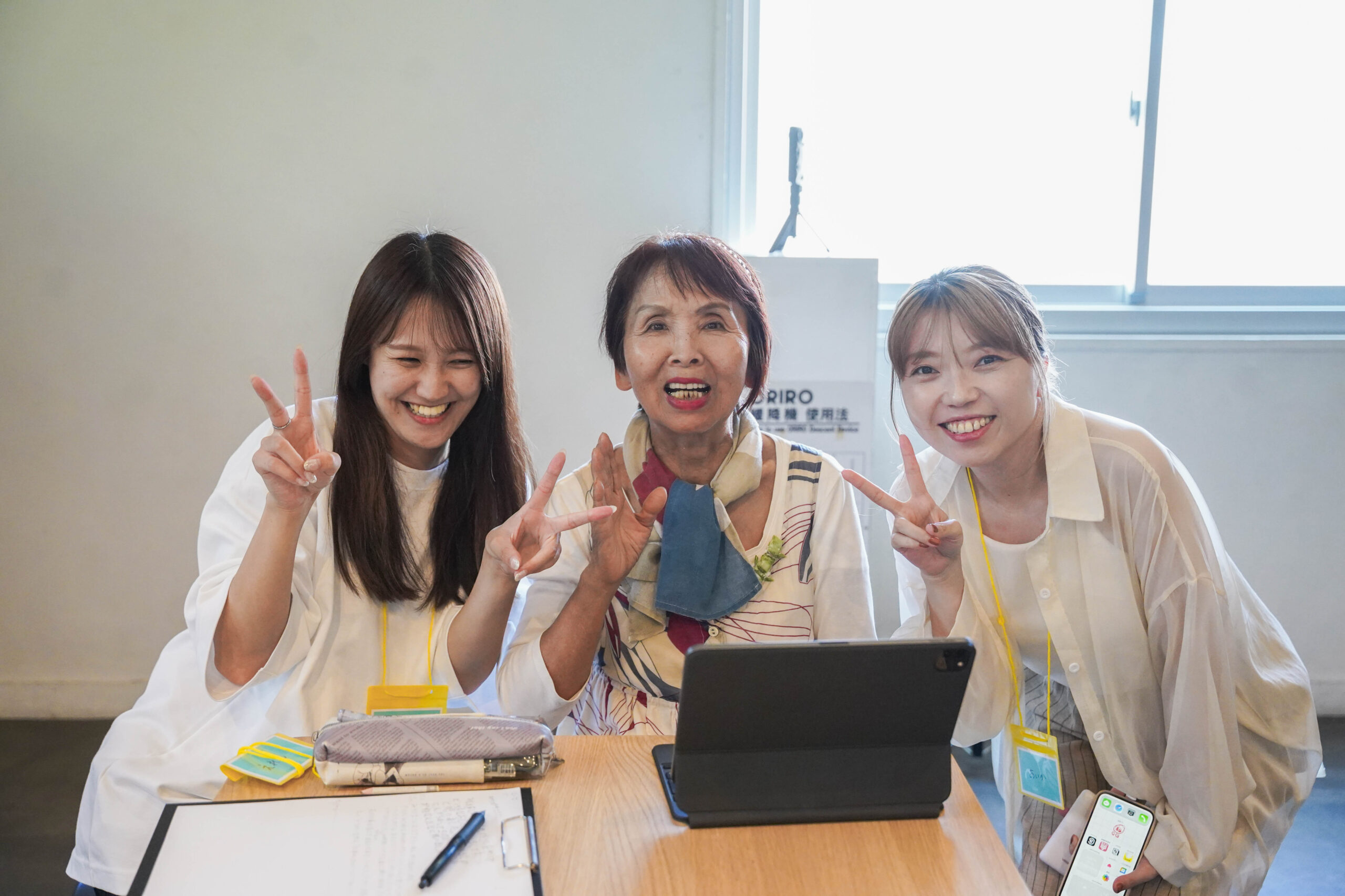 カメラに向かってピースする女性2人と屈託なく笑うおばあちゃん