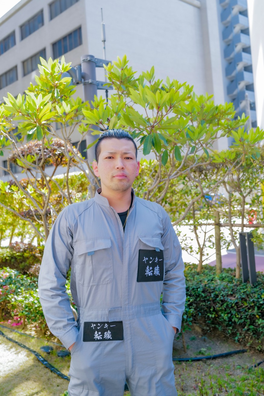 企業ロゴの入った制服を着たヤンキー