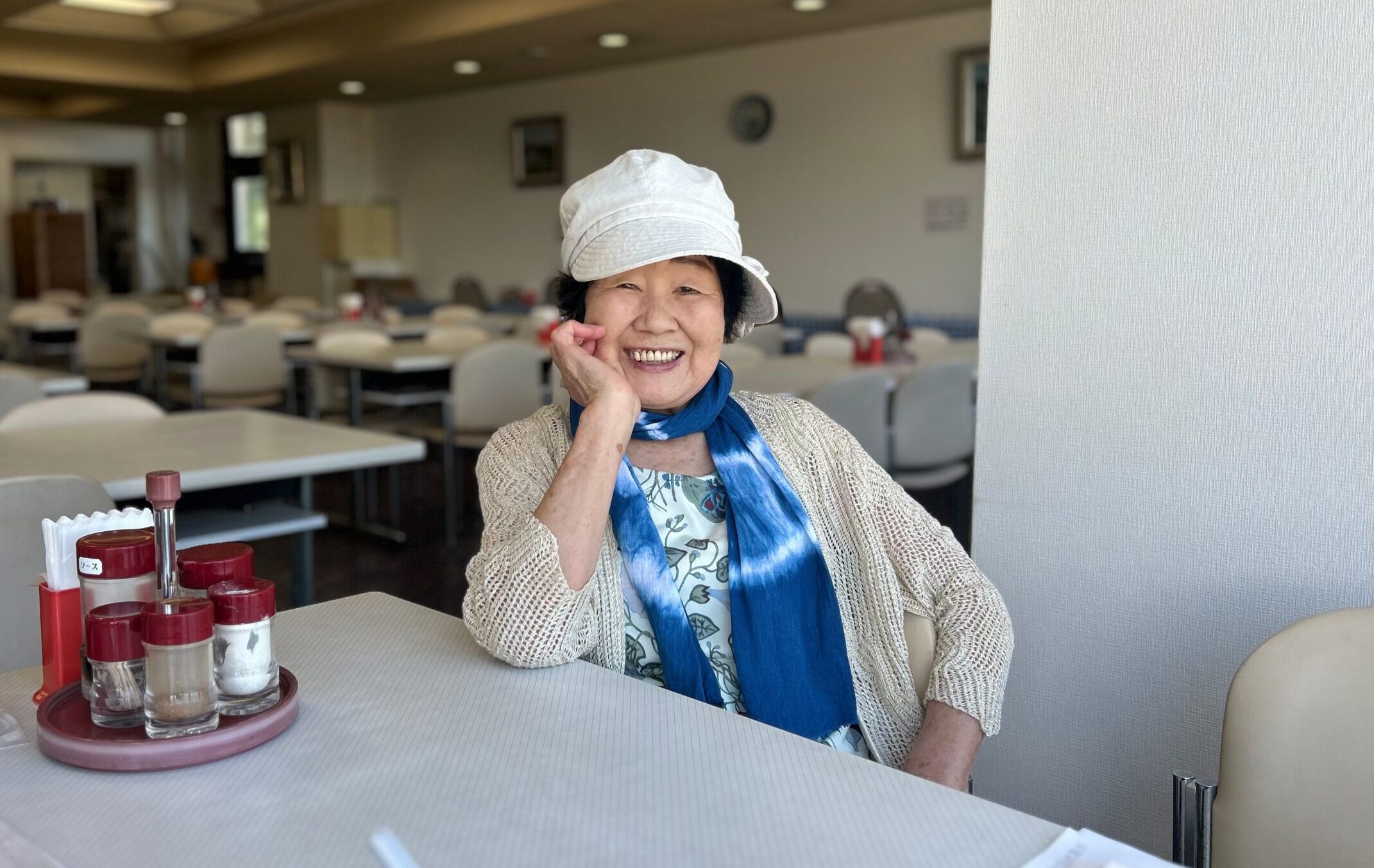 スカーフを巻いた笑顔のおばあちゃん