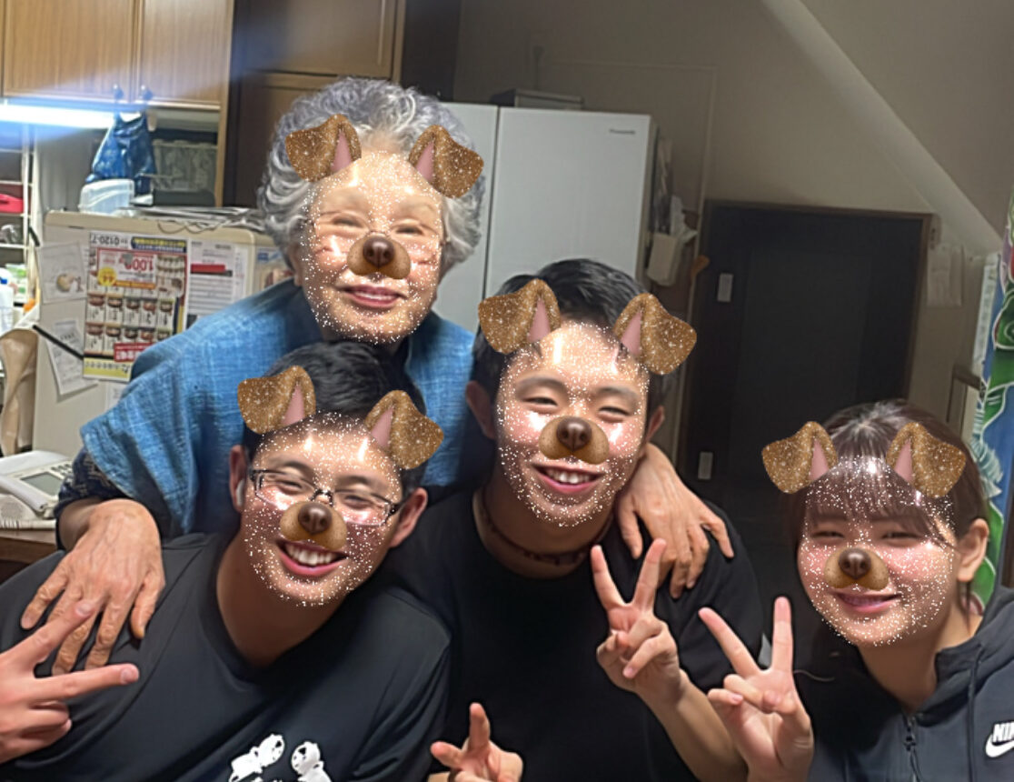おばあちゃんと孫たちの集合写真