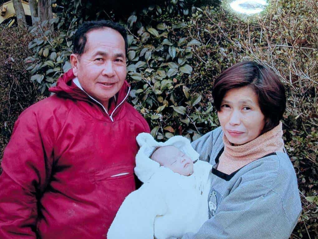 両親と赤ん坊の和やかなスリーショット