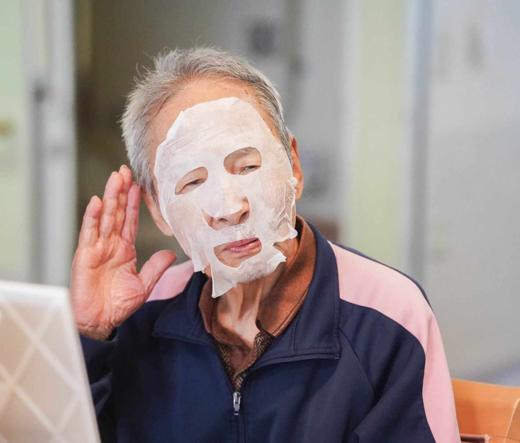 フェイスマスクを付けるおじいちゃん