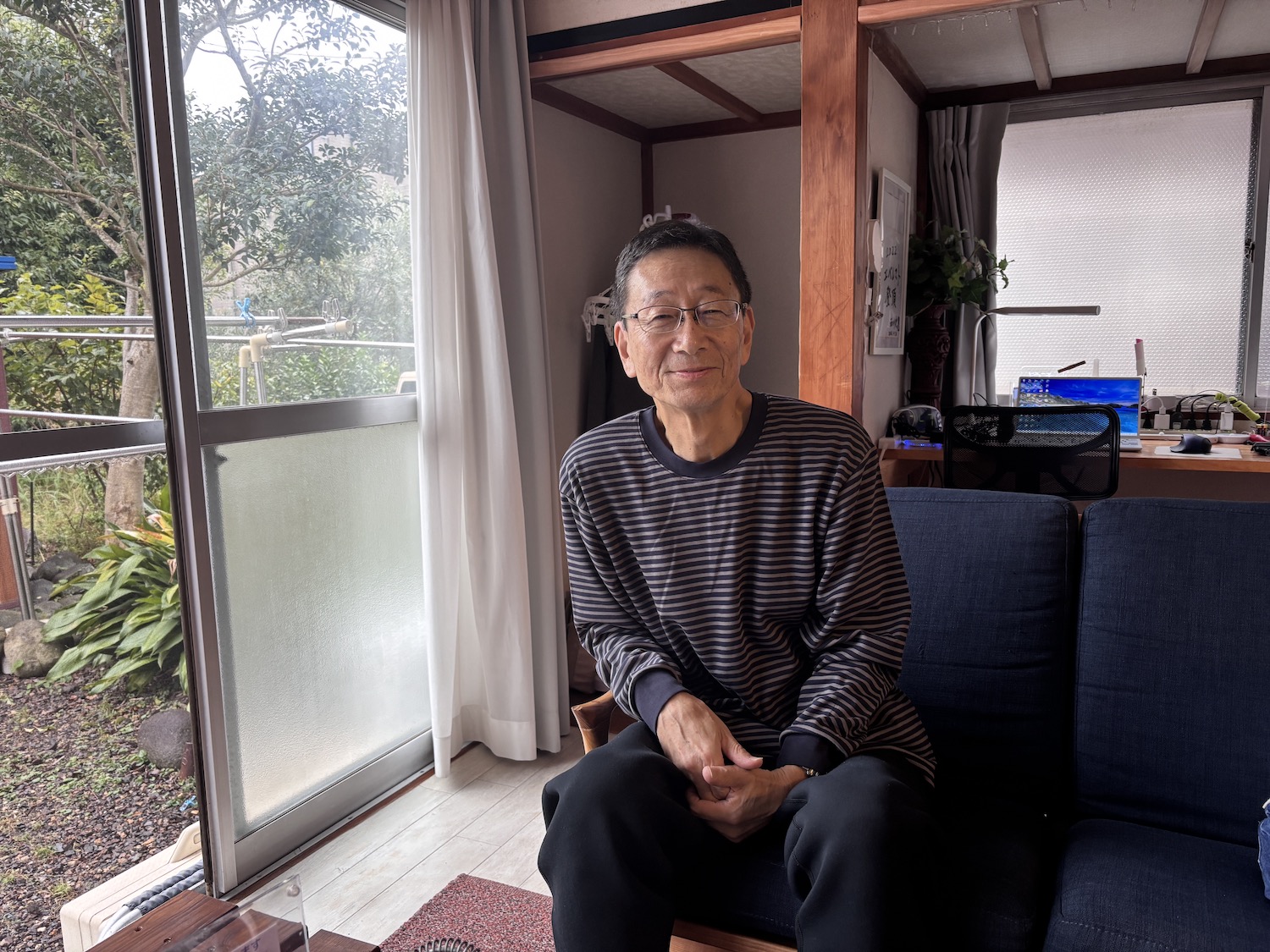 ソファ座るじいちゃん