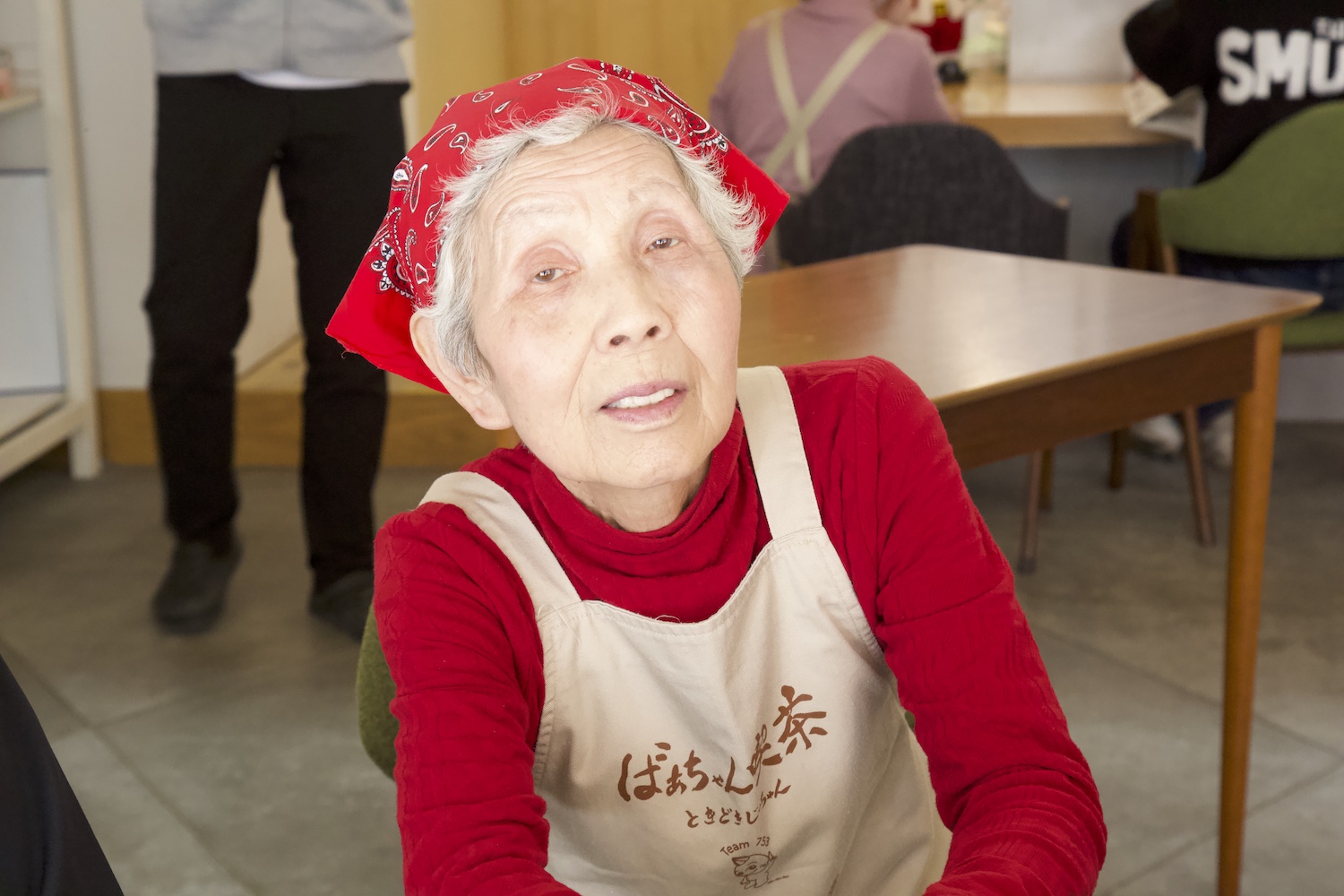 赤い服 ばあちゃん