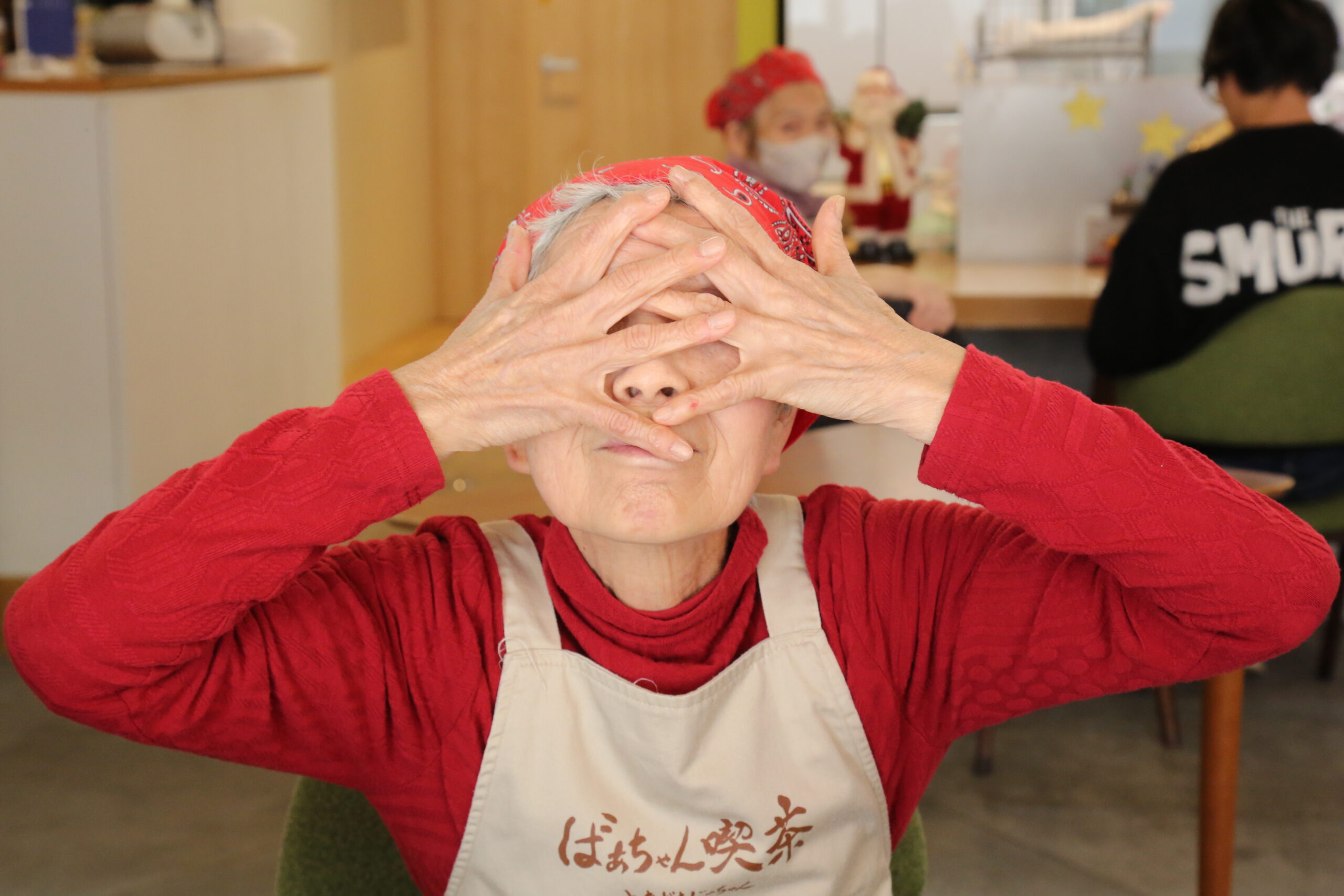 顔を隠す ばあちゃん