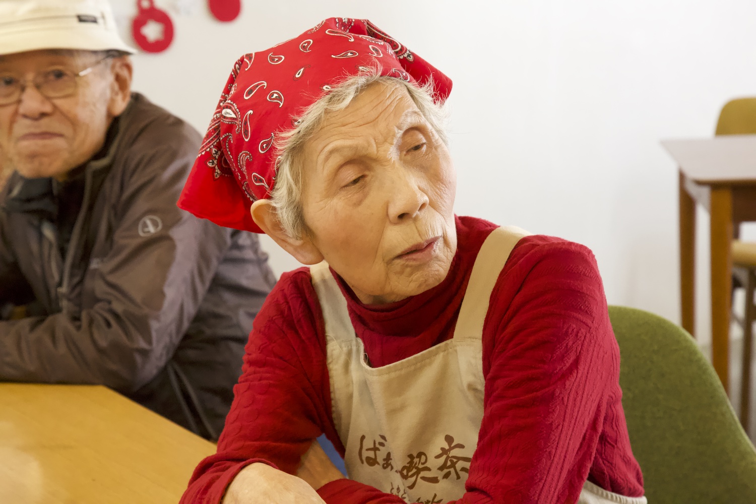 座るばあちゃん