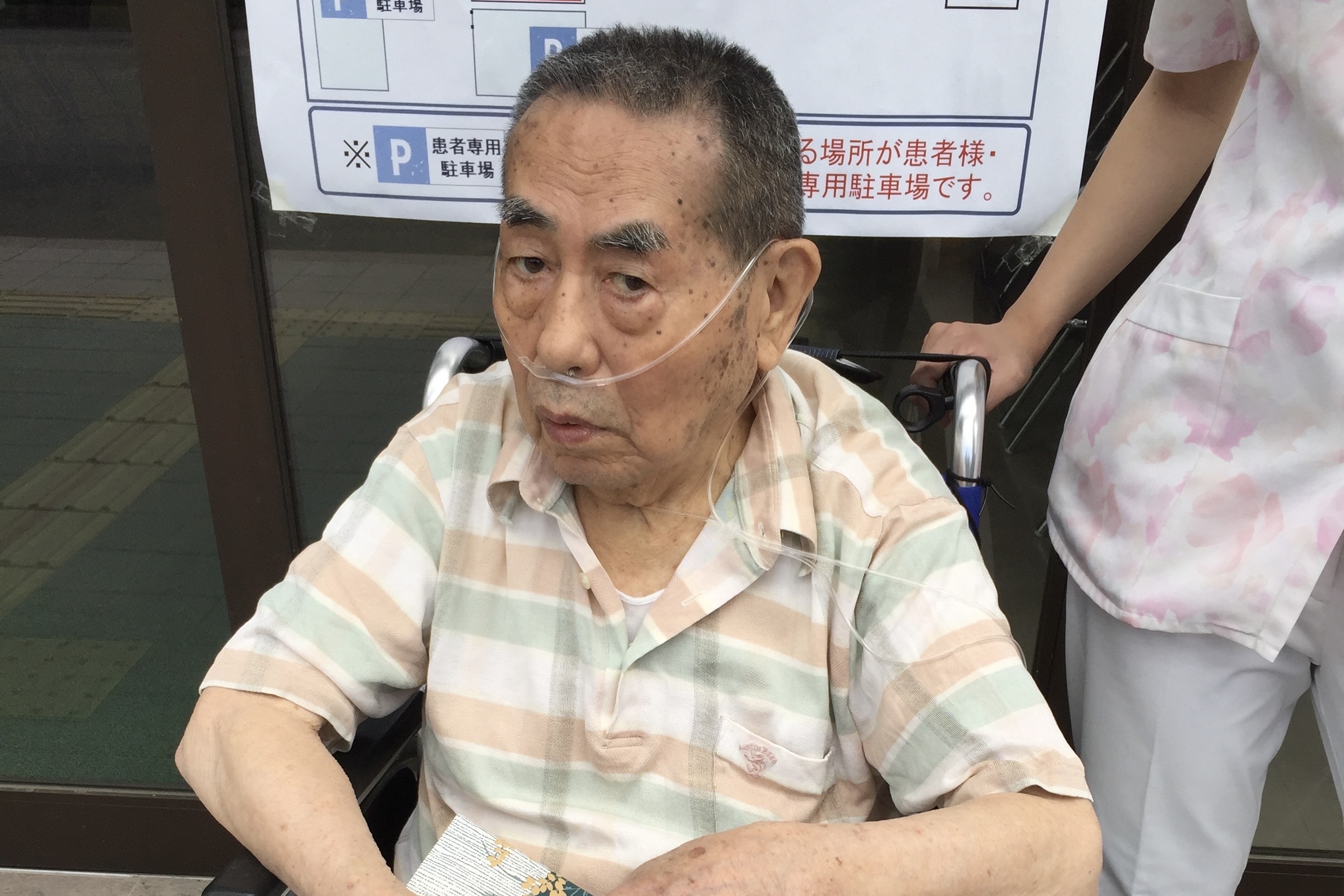 車いすに座っているおじいちゃん