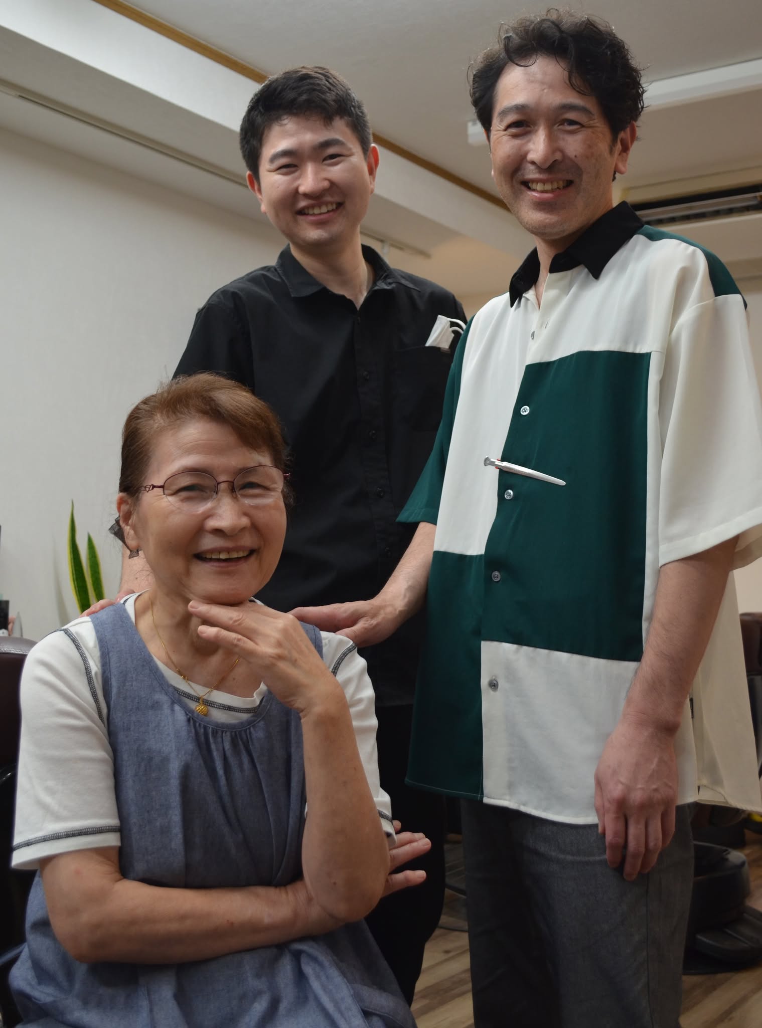親子孫の3世帯で理容室を営む家族のスリーショット