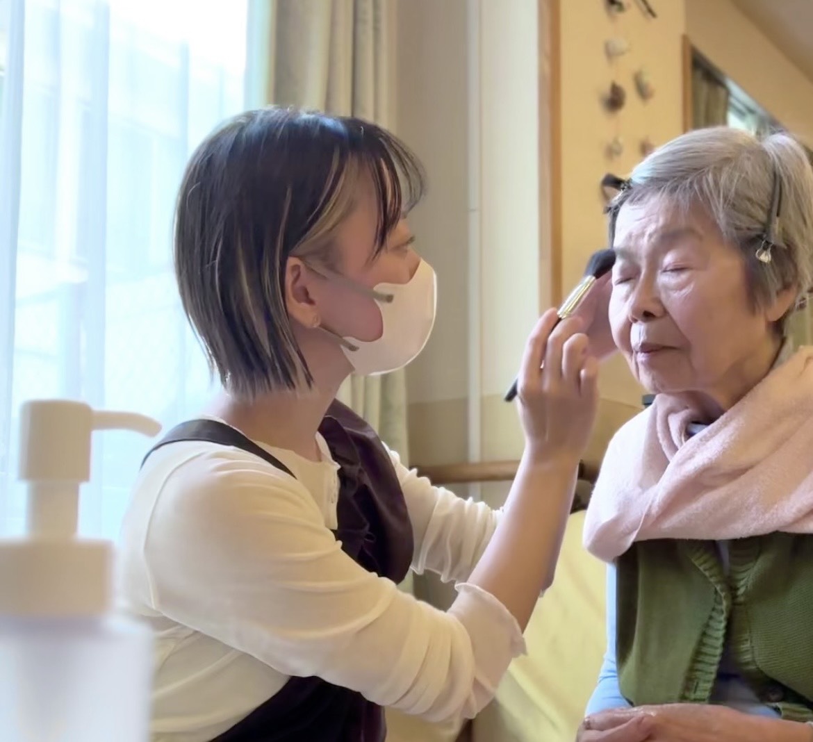 介護美容でばあちゃんにメイクをする様子