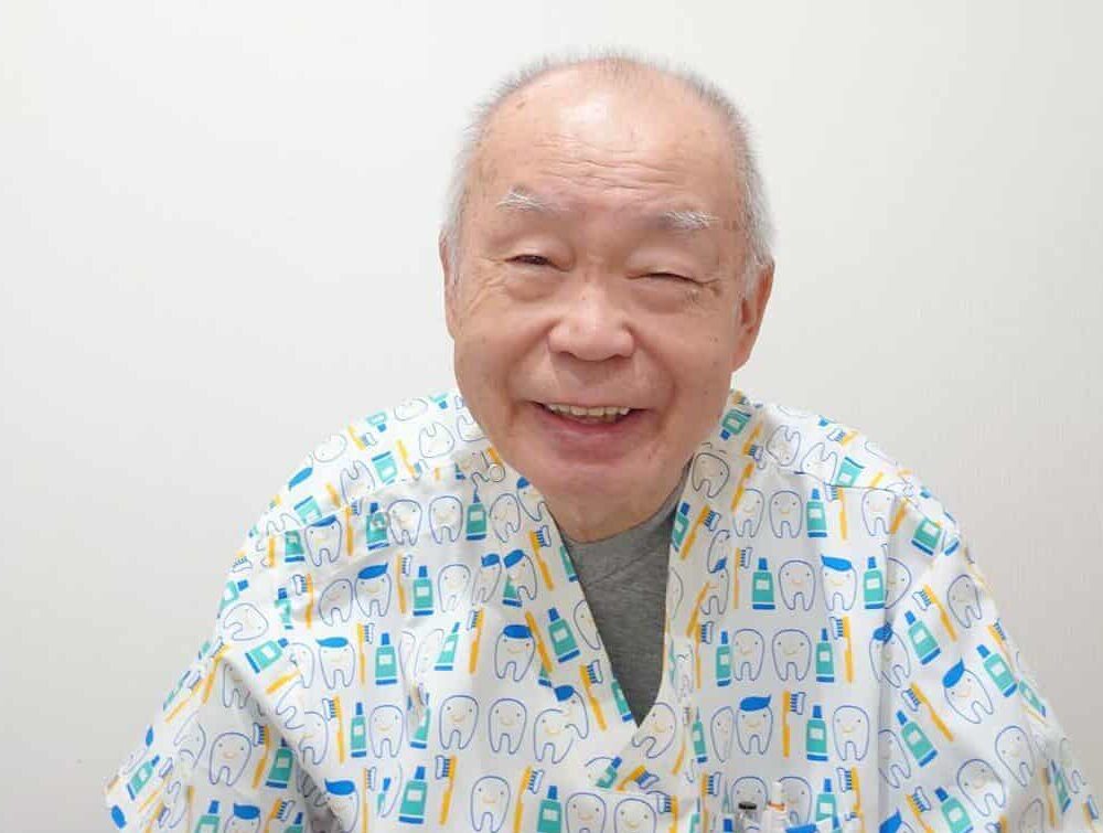 優しく微笑む歯医者のじいちゃん