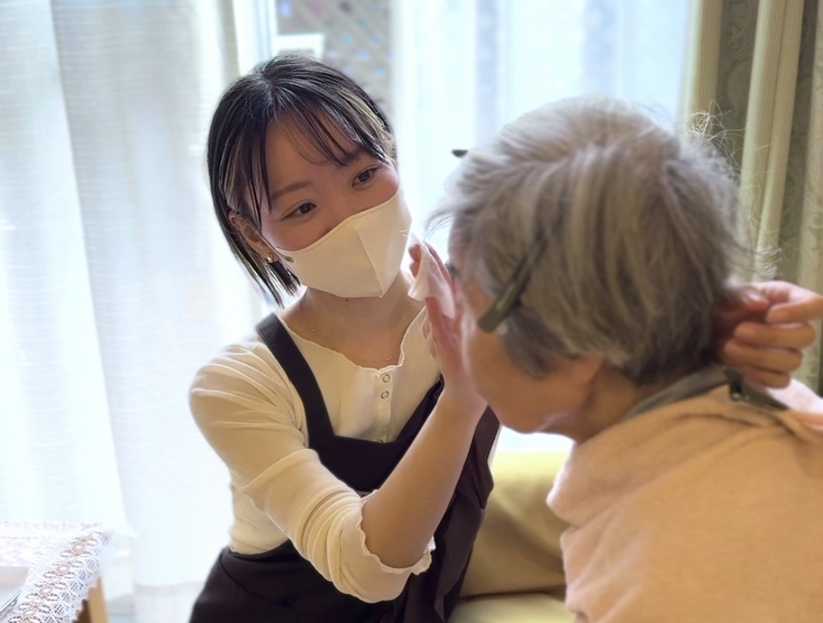 介護美容でばあちゃんにメイクをする様子
