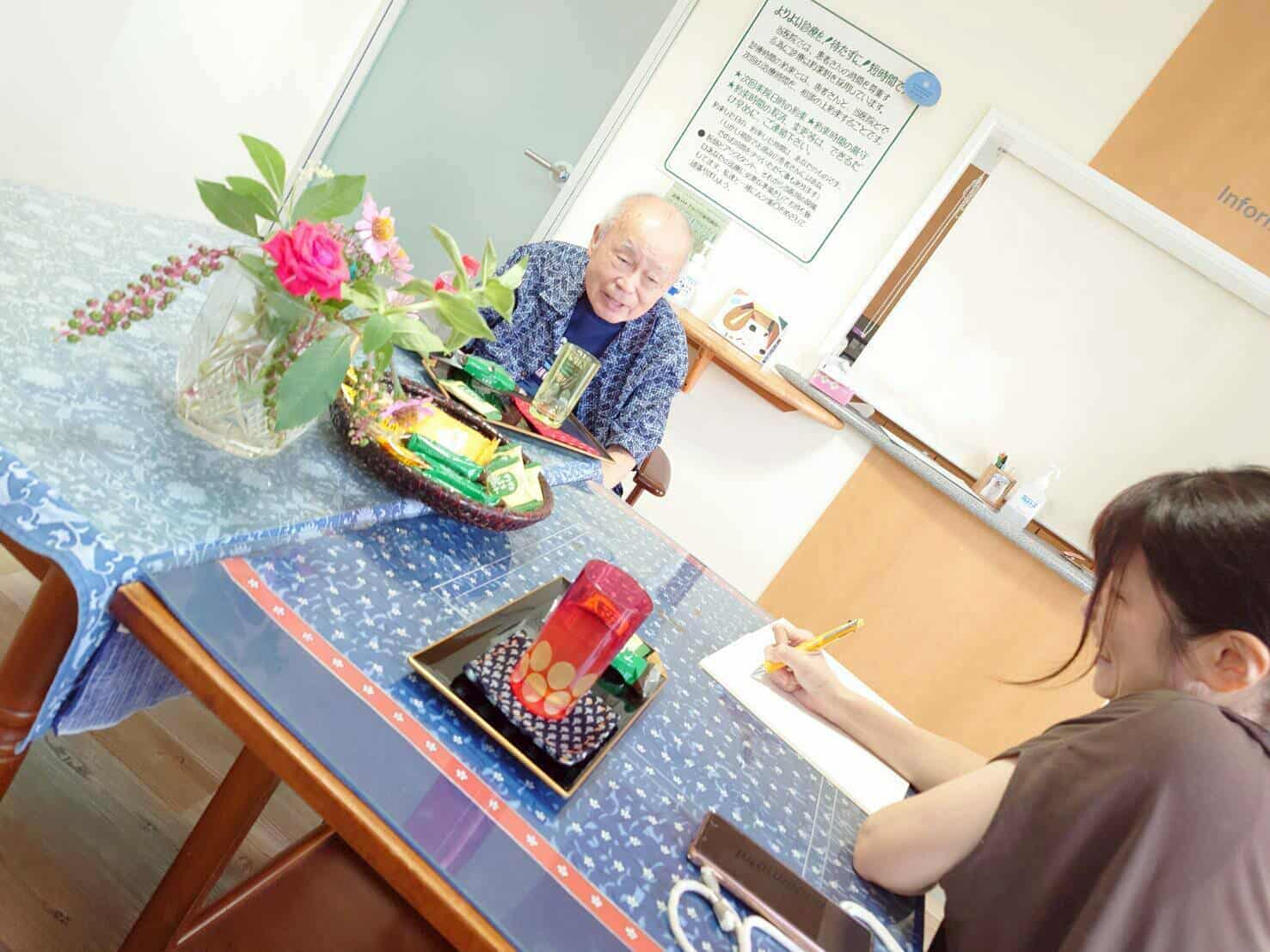 インタビューを受けるじいちゃん